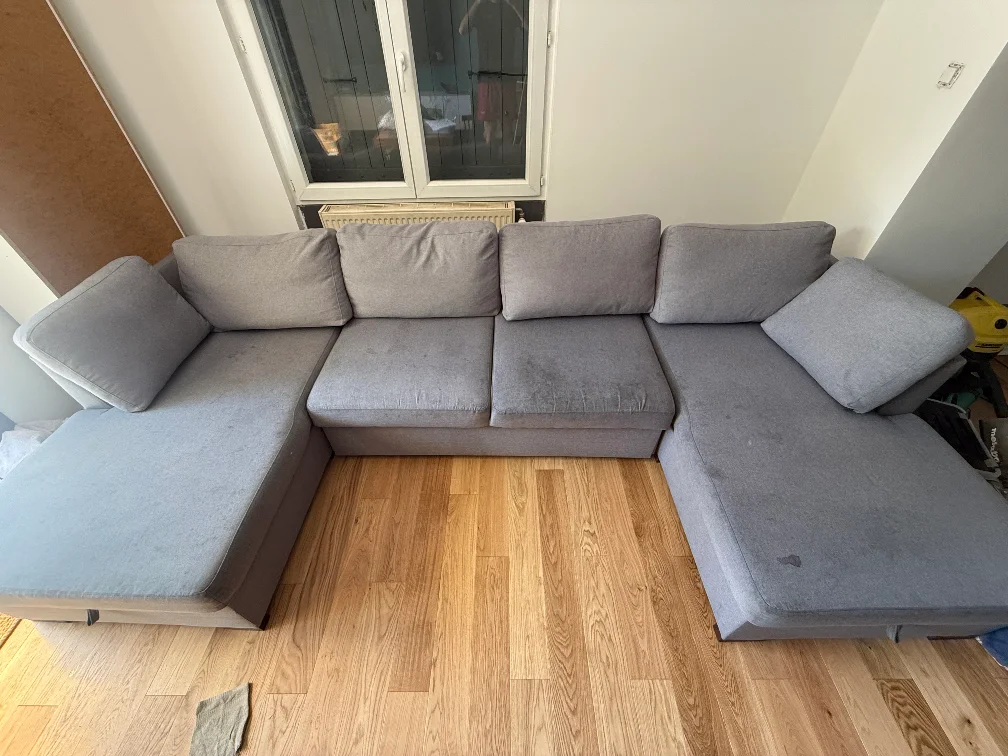 Canapé en tissu impeccable après entretien
