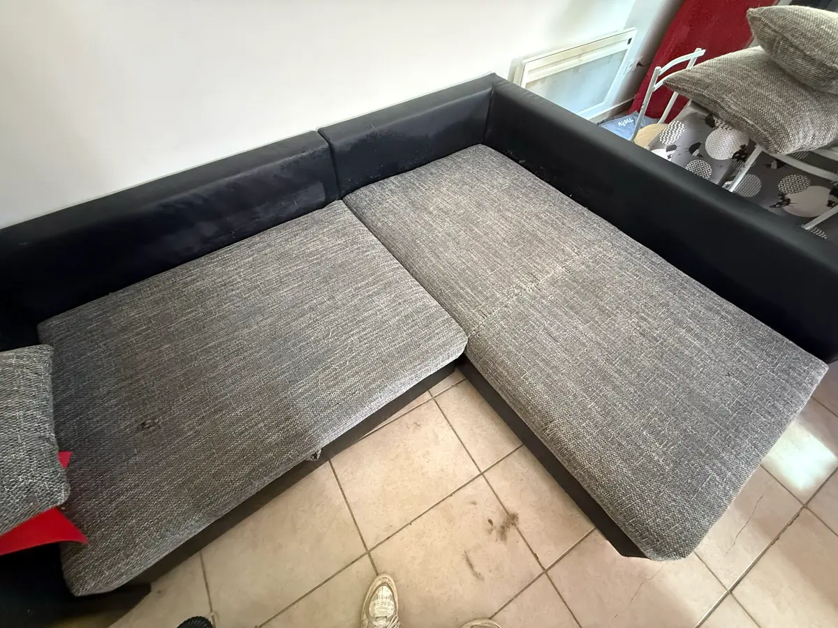 Après — Canapé d'angle en tissu chiné, assises ternies