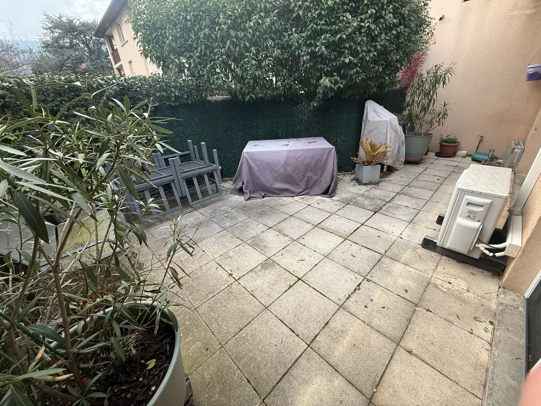 Avant — Dalles 30 × 30 : ce que le Karcher seul ne peut pas faire