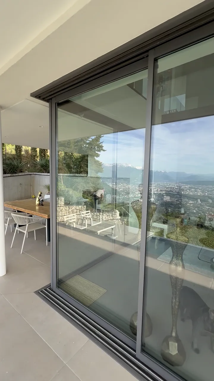 Nettoyage des vitres d'une maison d'architecte à Corenc, avec vue sur Grenoble