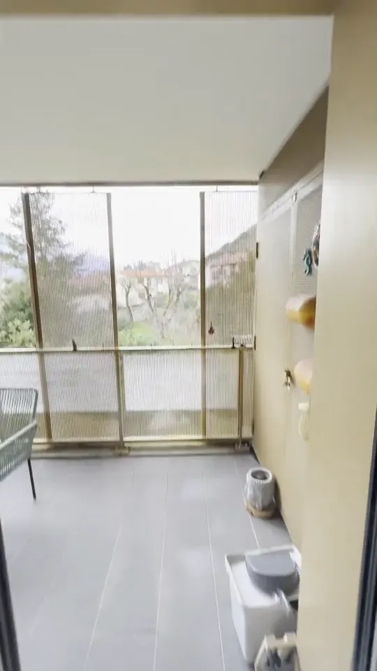 Trois portes-fenêtres à Saint-Égrève dont une déjà nettoyée, la différence visible côte à côte
